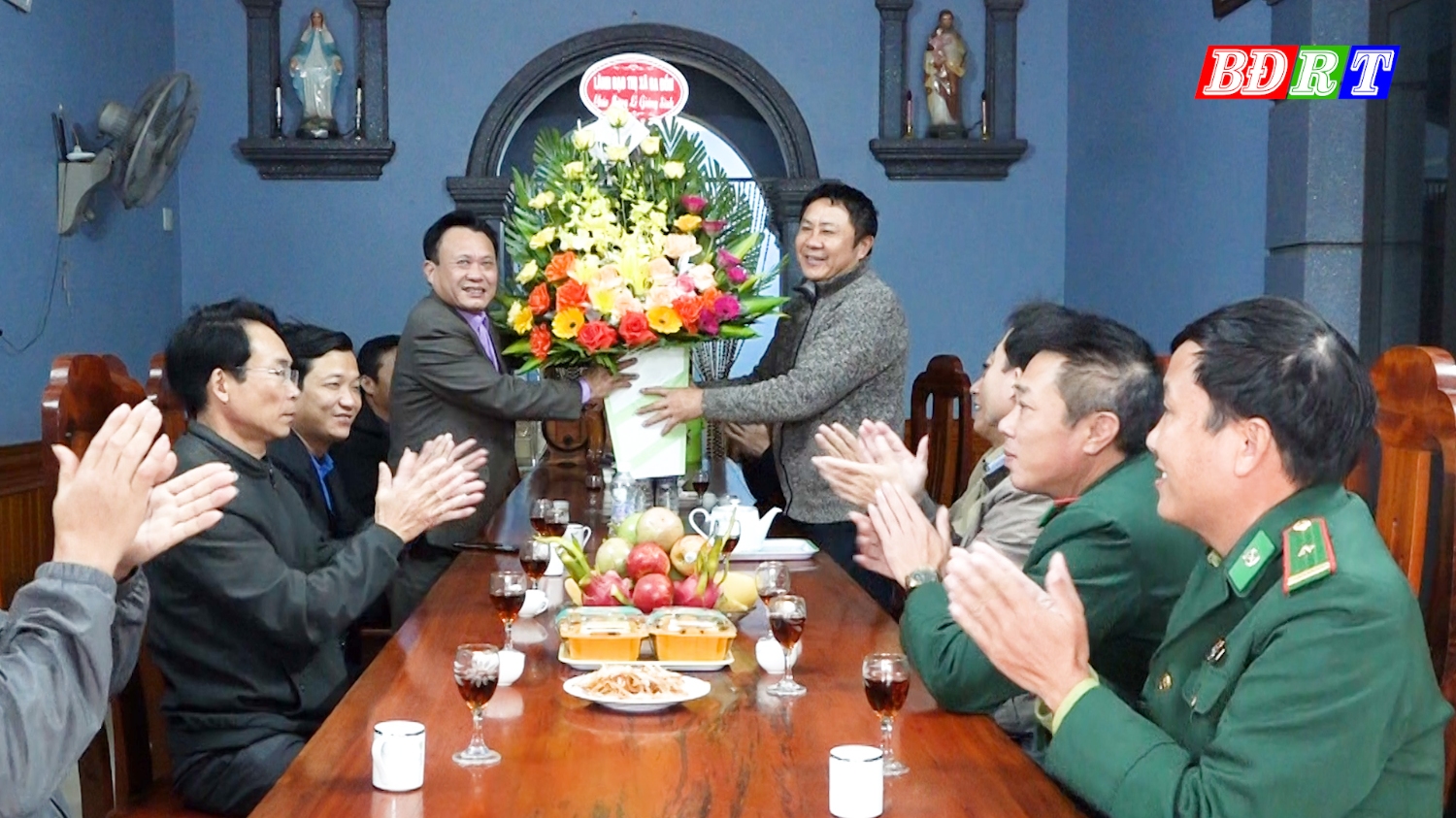 Đồng chí Phạm Duy Quang Phó Bí thư Thường trực Thị ủy, Chủ tịch HĐND thị xã thăm, tặng quà chúc mừng Giáo xứ Đan Sa