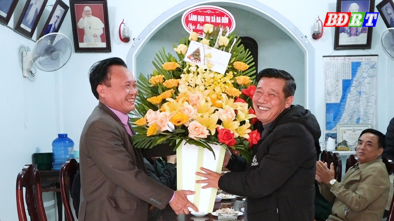 Đồng chí Phạm Duy Quang- Phó Bí thư Thường trực Thị ủy, Chủ tịch HĐND thị xã thăm, tặng quà chúc mừng Giáo xứ Tân Mỹ.