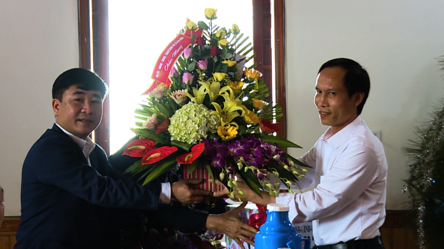 đồng chí Phạm Quang Long-Phó BT thị ủy-CT UBND thị xã thăm, tặng quà tại giáo xứ  Tân Phong-Phường Quảng Phong nhân dịp lễ Giáng sinh năm 2018