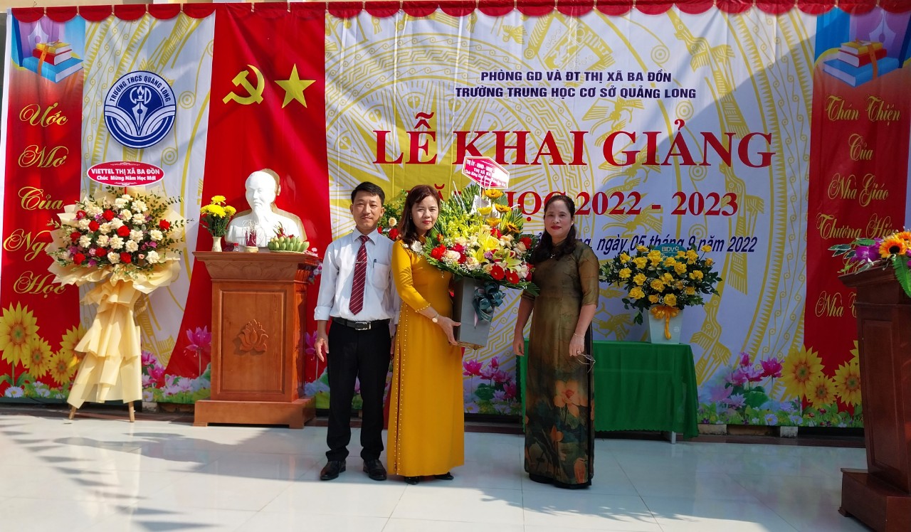 Đồng chí Trưởng Ban Tổ chức Thị ủy tặng hoa chúc mừng nhà trường nhân dịp lễ khai giảng năm học mới.