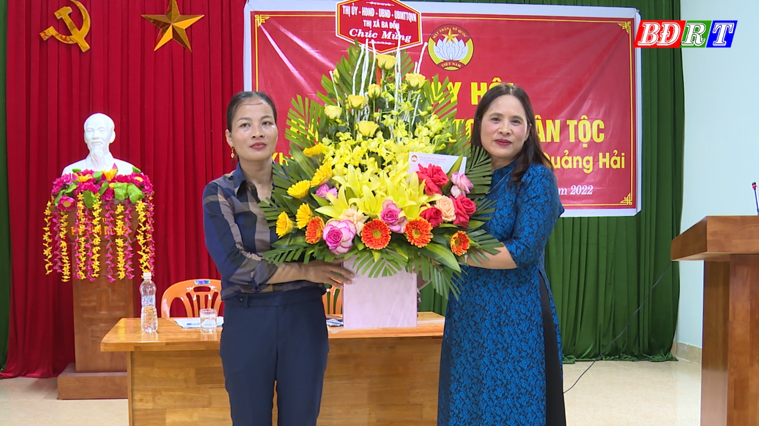 Đồng chí Phạm Thị Giang Hà, UVTV, Trưởng Ban Tổ chức Thị ủy tặng hoa chức mừng ngày hội.
