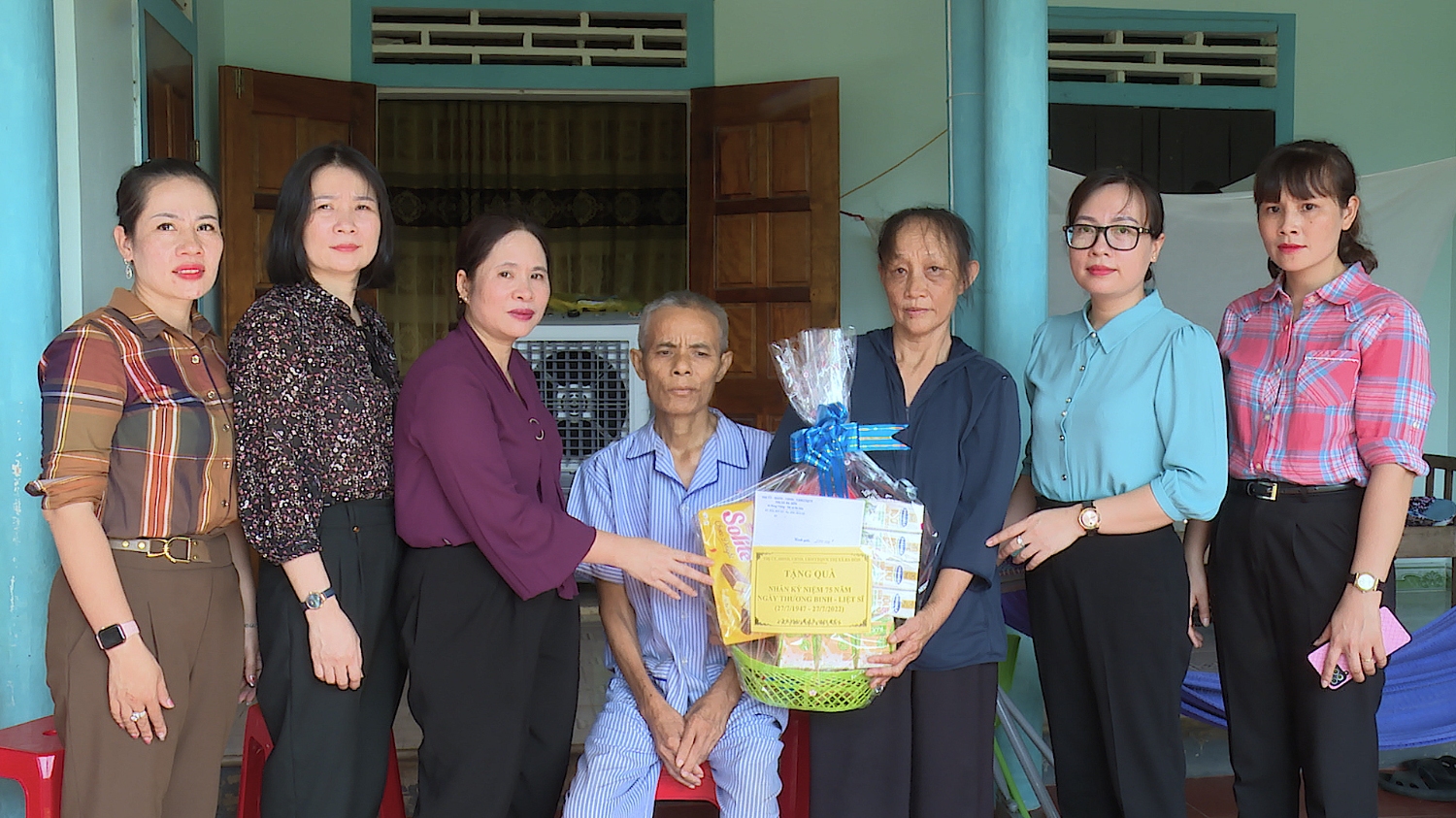 Đồng chí Trưởng Ban Tổ chức Thị ủy thăm hỏi, tặng quà cho gia đình ông Nguyễn Quốc Ái.