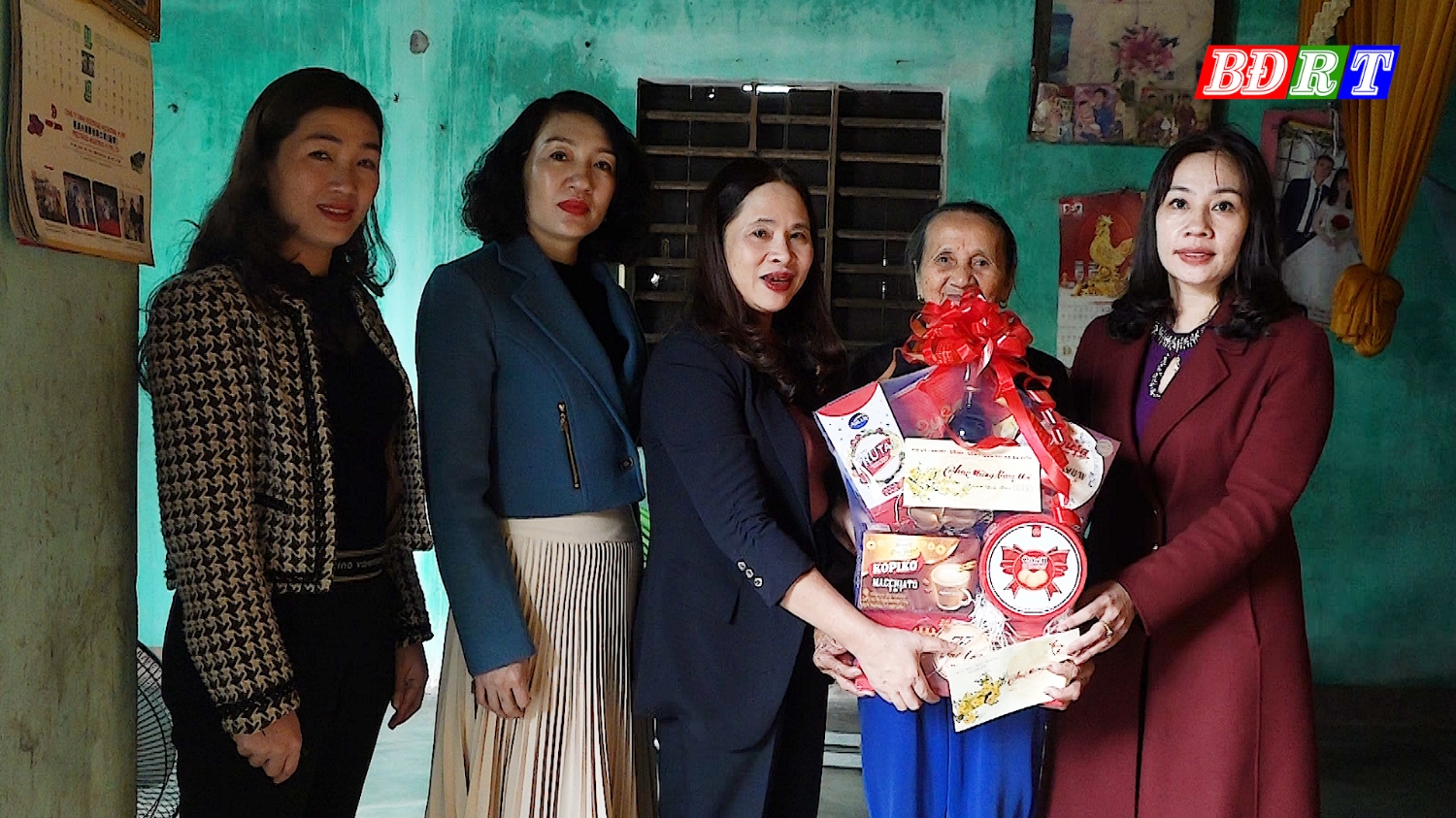 Đồng chí Trưởng Ban Tổ chức Thị ủy thăm, tặng quà cho gia đình bà Tạ Thị Thuệ (phường Quảng Long)