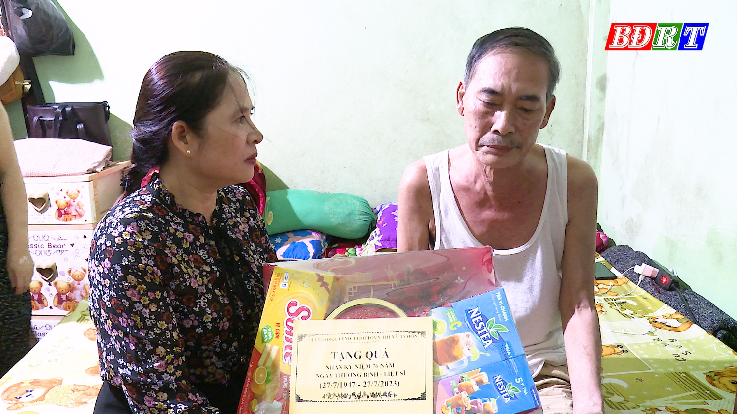 Đồng chí Phạm Thị Giang Hà UVTV Trưởng Ban Tổ chức Thị ủy thăm và tặng quà cho ông Nguyễn Văn Hóa