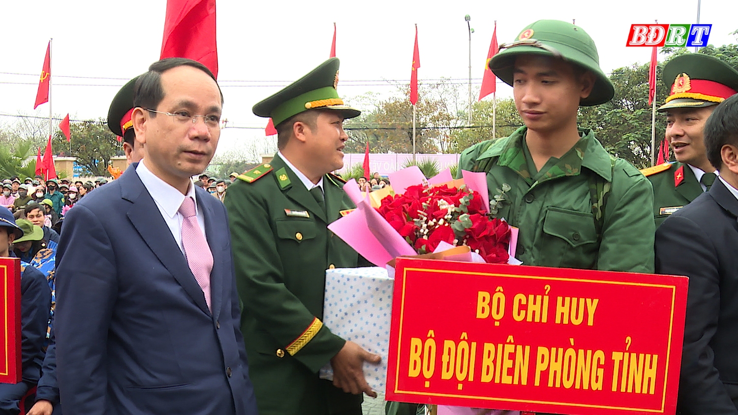 Đồng chí Phan Mạnh Hùng UVTV Tỉnh ủy – Bí thư Thị ủy Ba Đồn tặng quà cho tân binh lên đường nhập ngũ