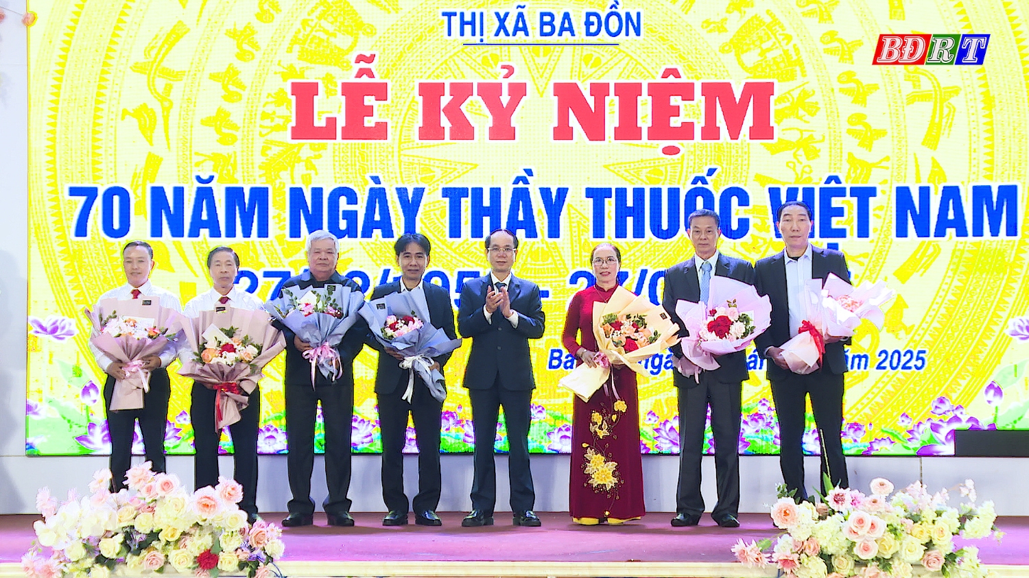 Đồng chí Phan Mạnh Hùng UVTV Tỉnh ủy Bí thư Thị ủy Ba Đồn Vinh danh, tặng hoa các thầy thuốc ưu tú, Thầy thuốc Đông Y tiêu biểu toàn quốc