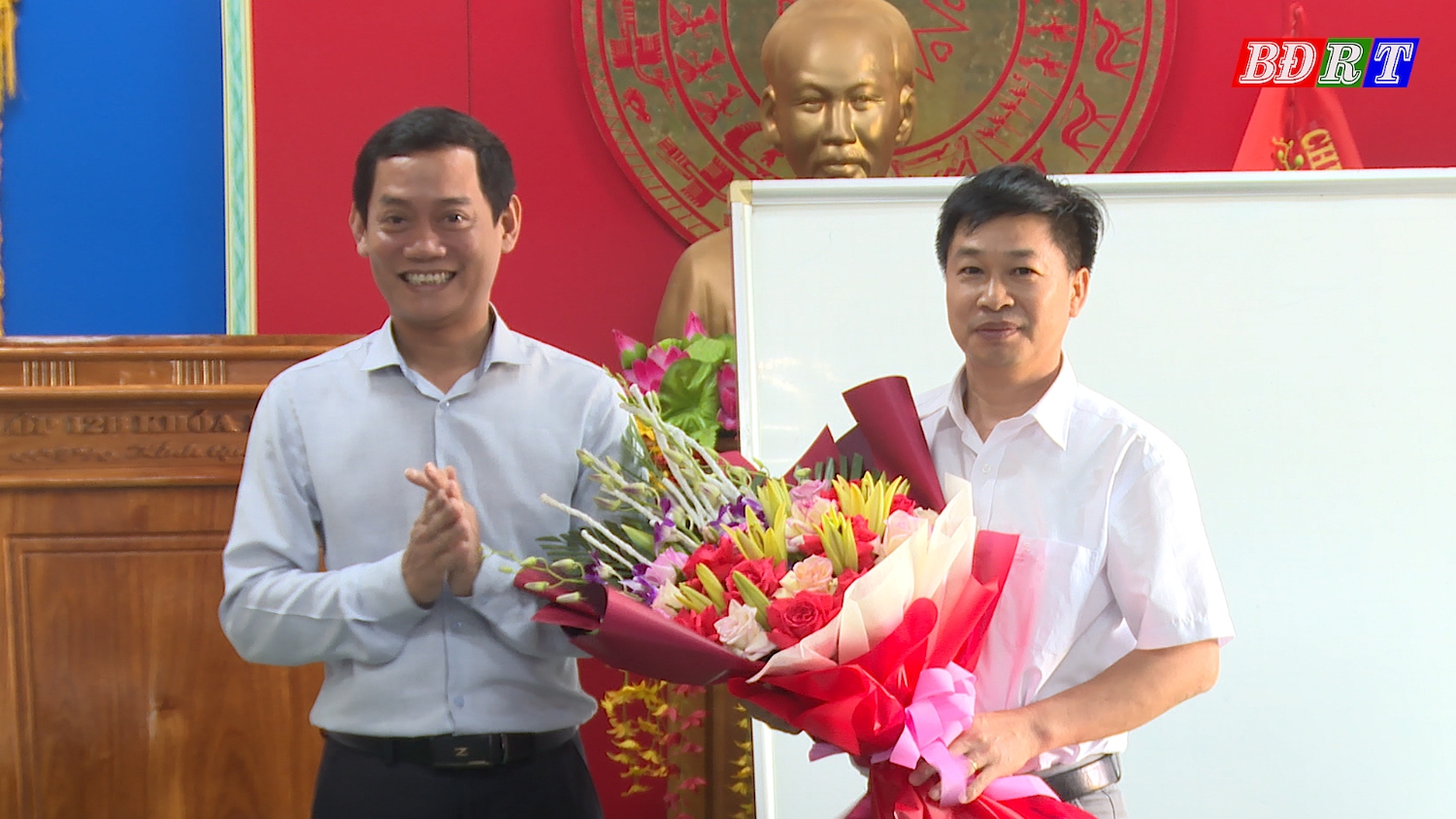 Đồng chí Phó chủ tịch UBND thị xã Nguyễn Văn Tình thăm Hội đồng coi thi trường THPT Lê Hồng Phong