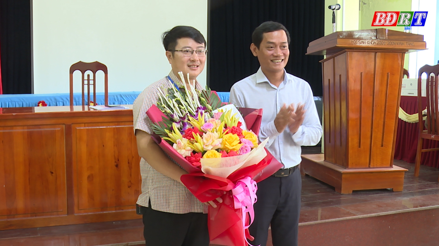 Đồng chí Phó chủ tịch UBND thị xã Nguyễn Văn Tình thăm Hội đồng coi thi trường THPT Lương Thế Vinh.