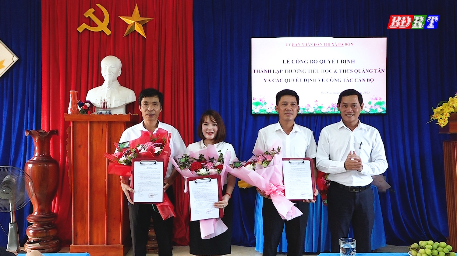 Đồng chí Phó chủ tịch UBND thị xã Nguyễn Văn Tình trao quyết định công tác cán bộ cho Phó hiệu trưởng của nhà trường