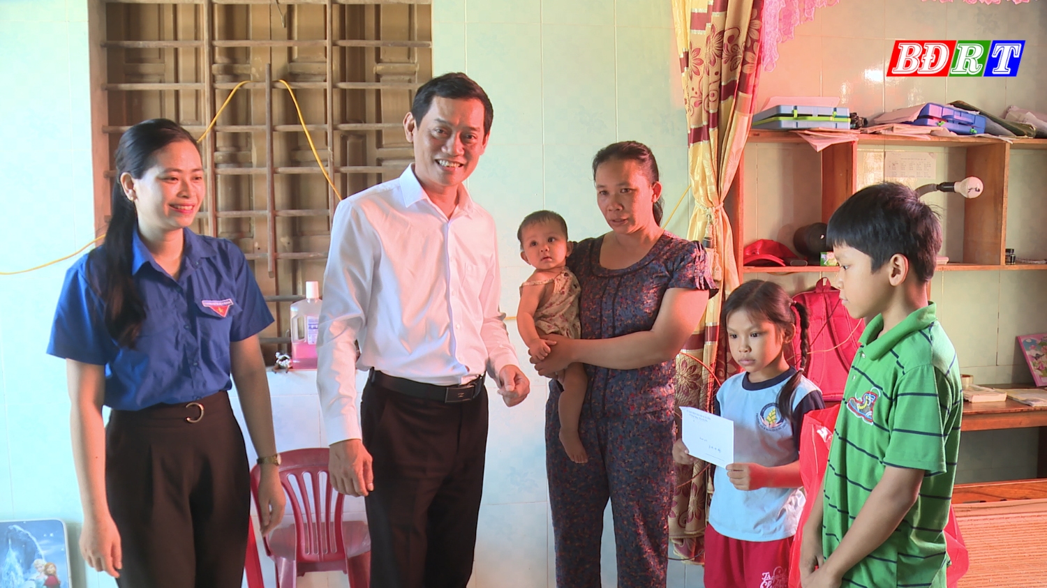 Đồng chí Phó Chủ tịch UBND thị xã thăm, tặng quà em Hoàng Ngọc Hoa ở thôn Thượng Thủy, xã Quảng Thủy