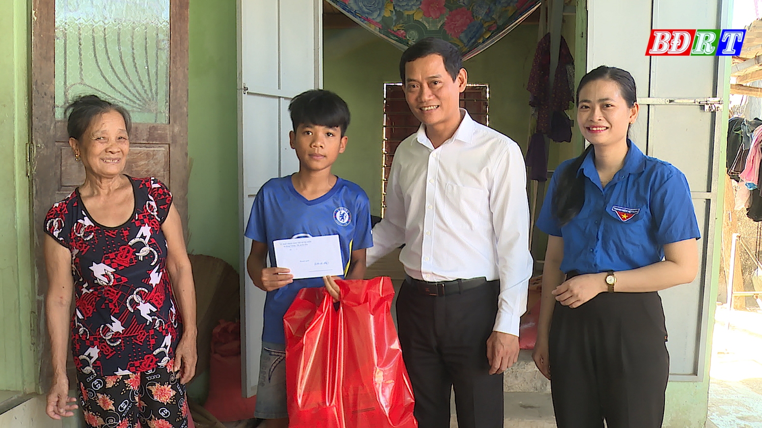 Đồng chí Phó Chủ tịch UBND thị xã thăm, tặng quà em Nguyễn Văn Quyến ở thôn Thượng Thôn, xã Quảng Trung.