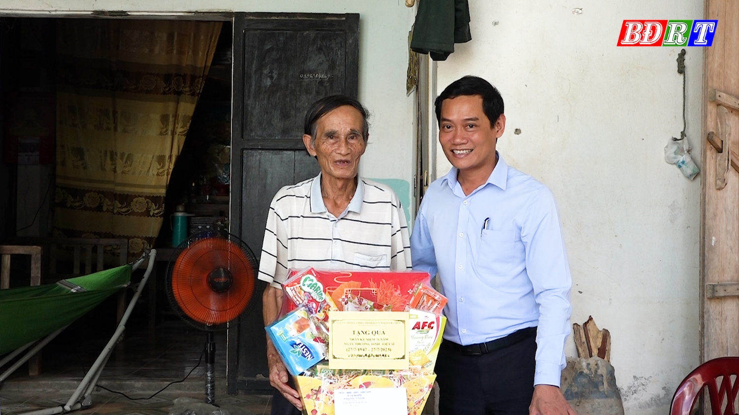 Đồng chí Phó Chủ tịch UBND thị xã thăm, tặng quà ông Phạm Lạch