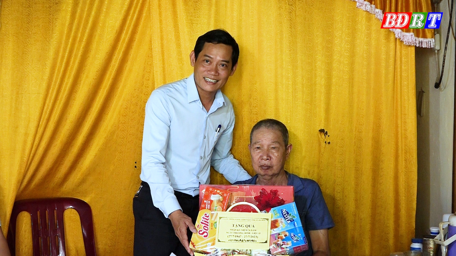 Đồng chí Phó Chủ tịch UBND thị xã thăm, tặng quà ông Phan Xuân Thạo
