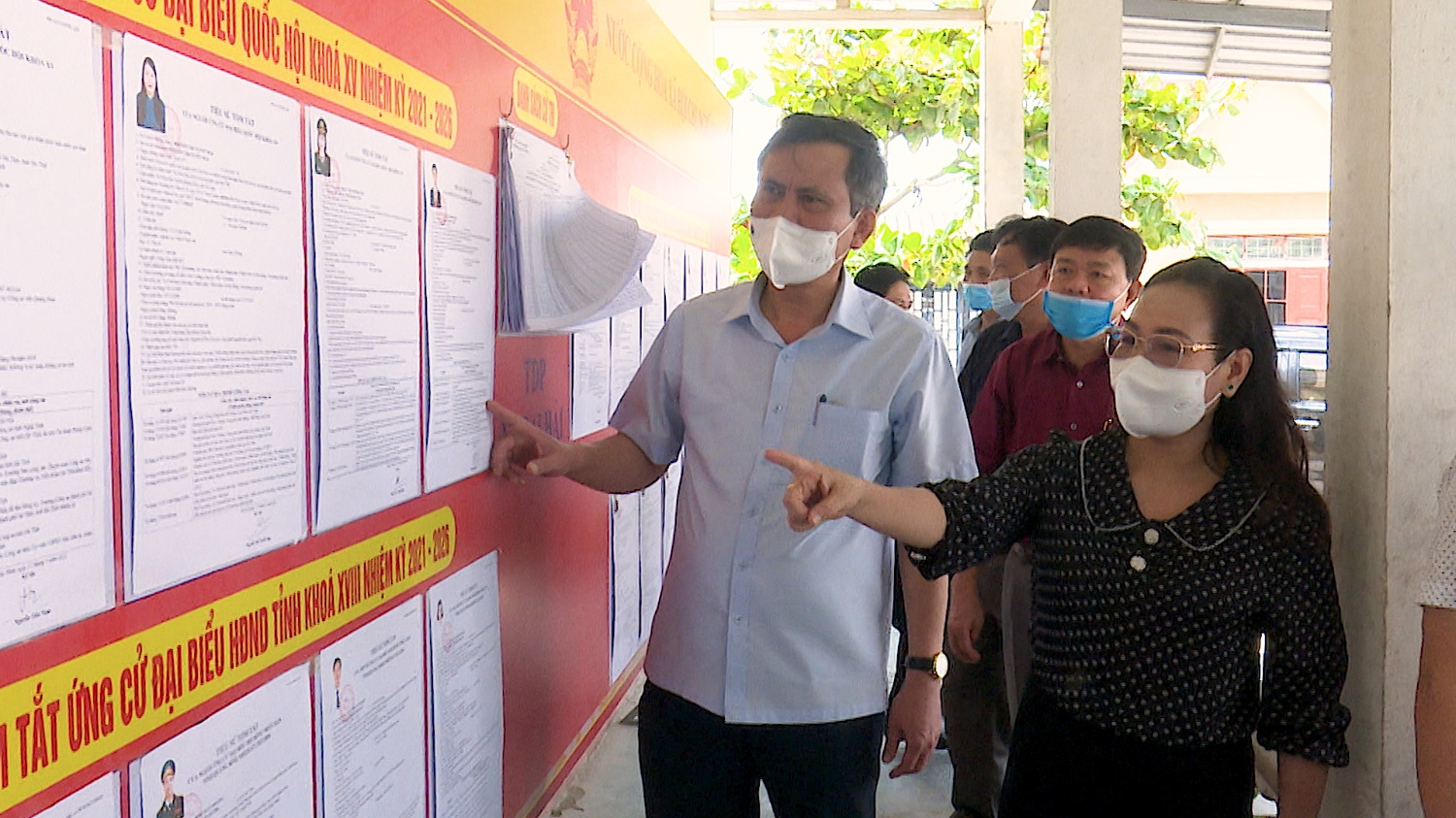 Đồng chí Trần Thắng kiểm tra công tác bầu cử tại TDP Ngoại Hải, phường Quảng Thọ, thị xã Ba Đồn, tỉnh Quảng Bình