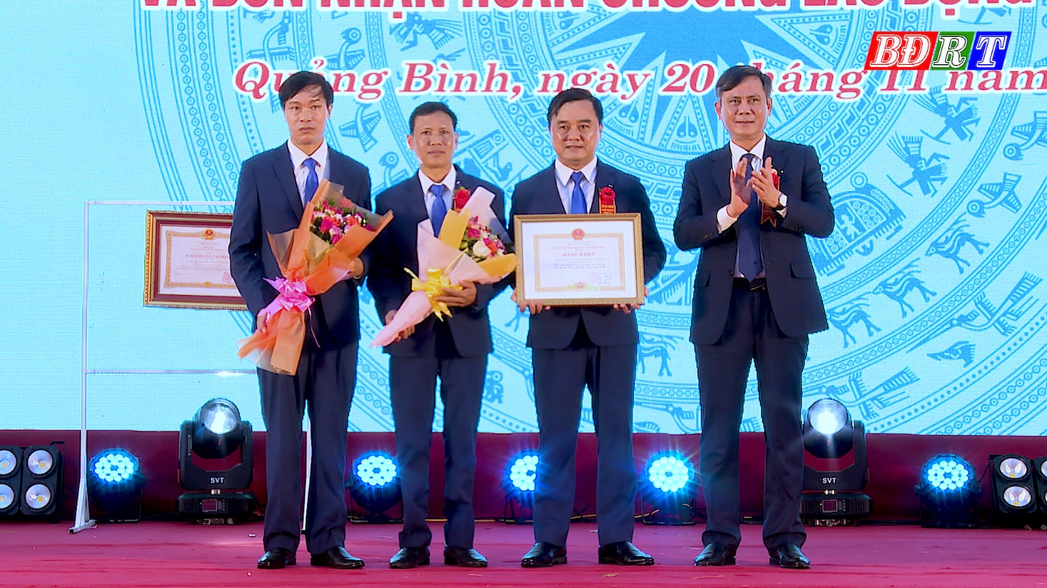 Đồng chí Trần Thắng PBT Tỉnh ủy, Chủ tịch UBND tỉnh tặng bằng khen của UBND tỉnh cho tập thể trường THPT Lương Thế Vinh