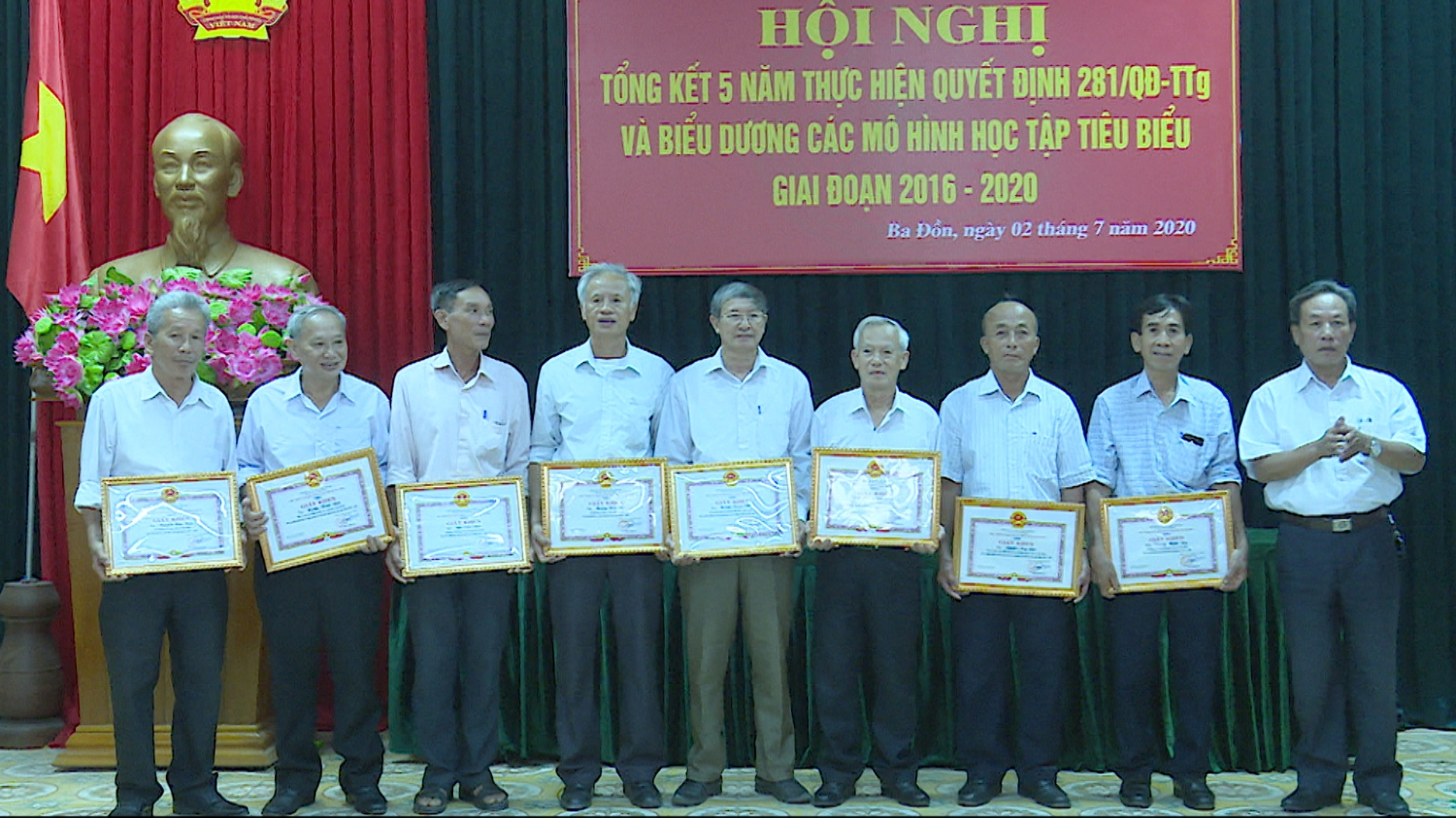 đồng chí Trần Thanh Dương Chỉ tịch Hội khuyến học thị xã tặng giấy khen cho các cá nhân