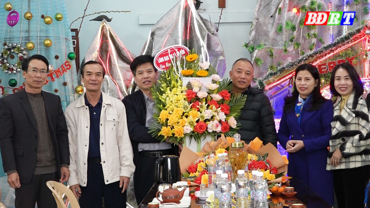 Đồng chí Trần Thanh Hưng - Trưởng Ban dân vận Thị uỷ thăm, tặng quà Giáo xứ Cồn Sẻ.