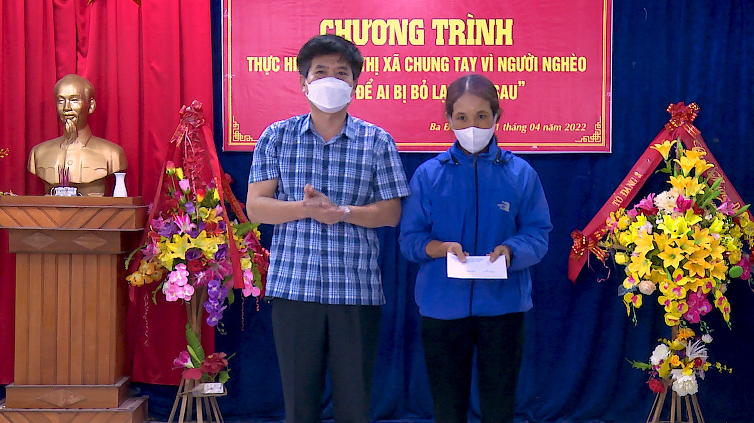 Đồng chí Trần Thanh Hưng, ThUV, Trưởng ban Dân vận thị ủy tặng quà cho bà Dương Thị Huệ, thôn Bắc Minh Lệ, xã Quảng Minh