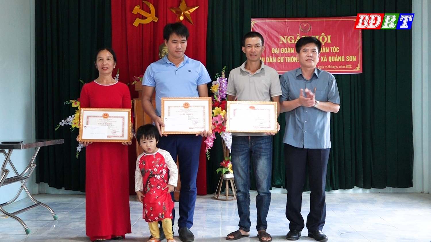 Đồng chí Trần Thanh Hưng ThUV, Trưởng Ban Dân vận Thị ủy tặng giấy khen cho các hộ gia đình tiêu biểu