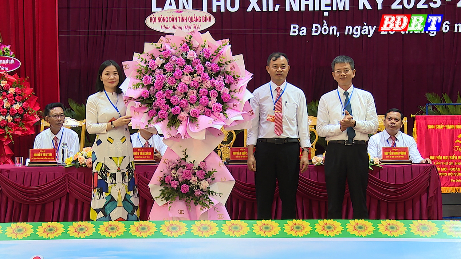 Đồng chí Trần Tiến Sỹ Tỉnh ủy viên Bí thư Đảng Đoàn, Chủ tịch HND tỉnh Quảng Bình đã tặng hoa chúc mừng đại hội