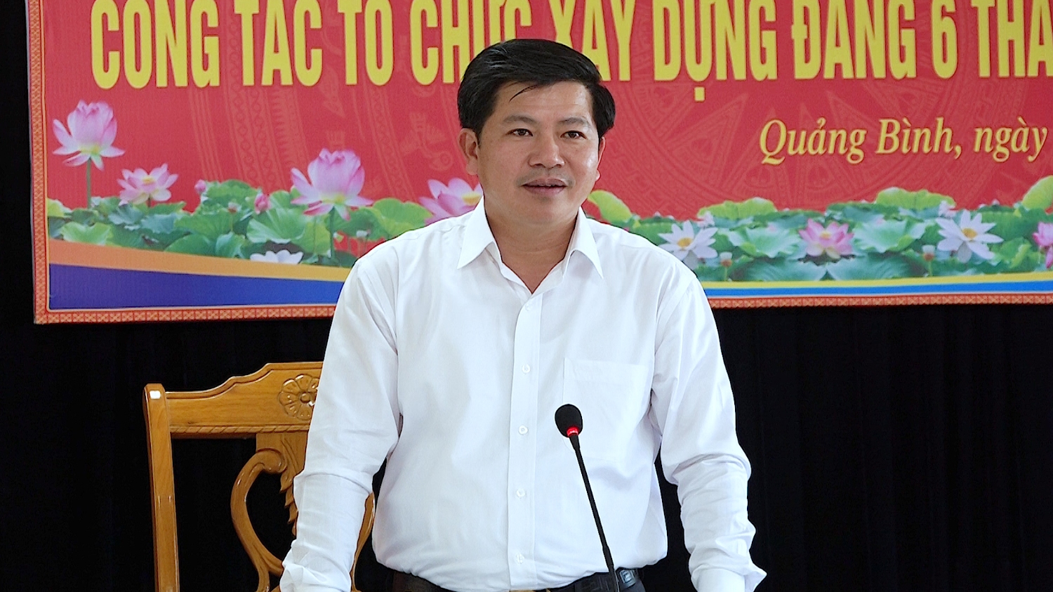 Đồng chí Trần Vũ Khiêm UVTV Tỉnh ủy Trưởng ban Tổ chức Tỉnh ủy phát biểu tại hội nghị