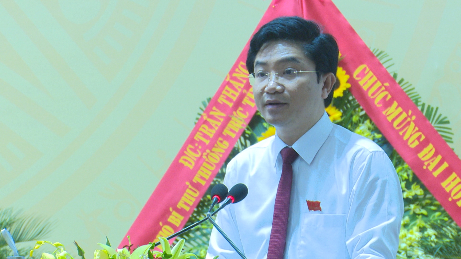Đồng chí Trương An Ninh phát biểu tại đại hội Đảng bộ thị xã lần thứ XXV