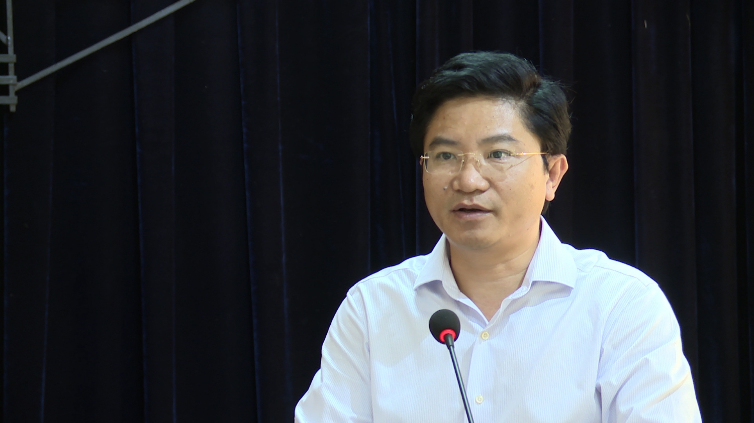 đồng chí Trương An Ninh phát biểu tại hội nghị BCH Đảng bộ thị xã lần thứ 23