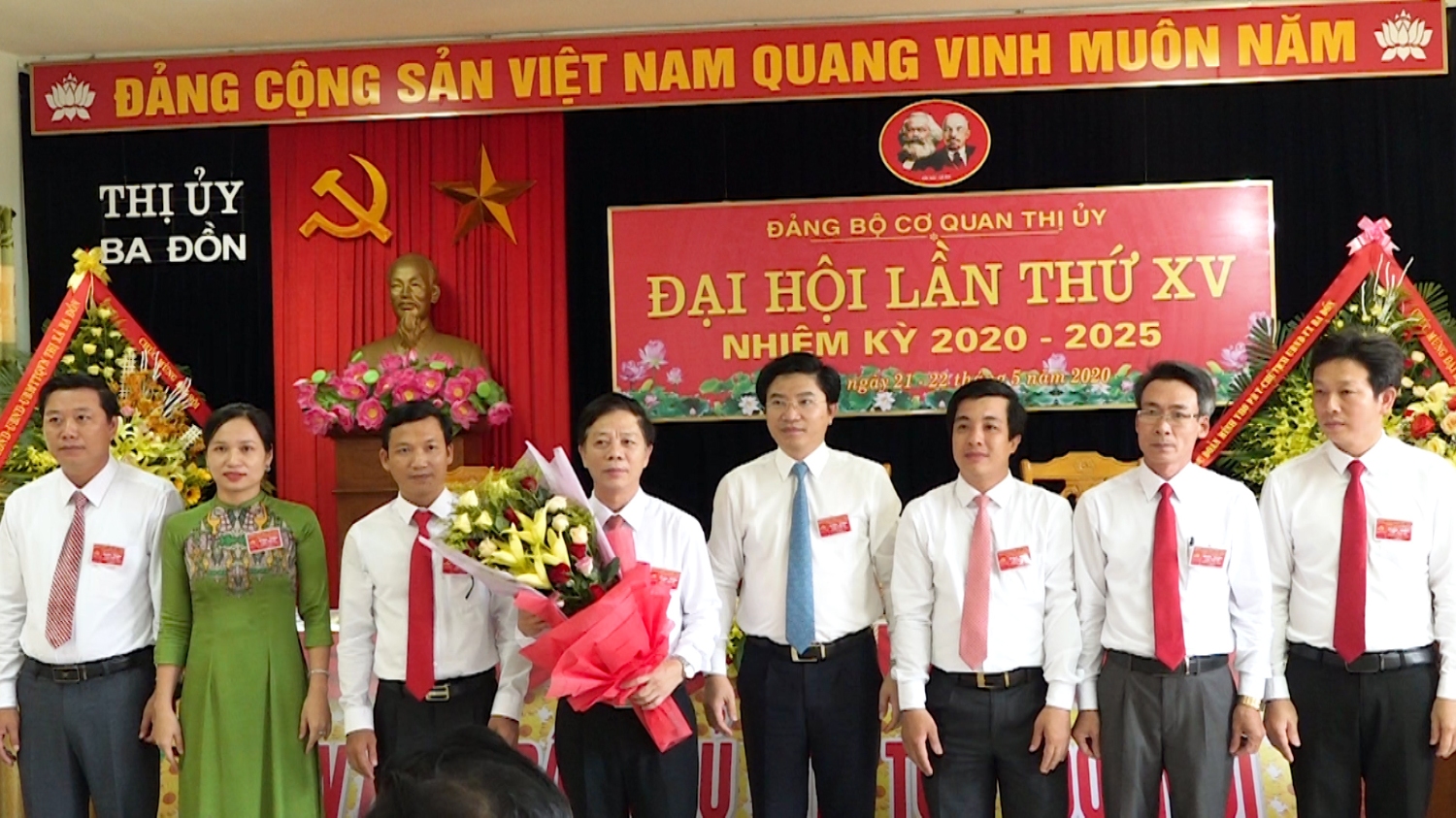 đồng chí Trương An Ninh tặng hoa BCH mới