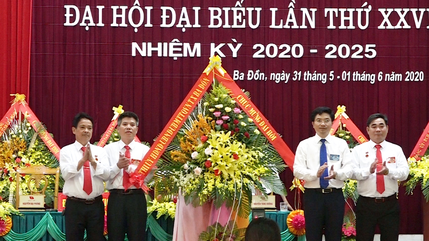 đồng chí Trương An Ninh tặng hoa chúc mừng đại hội