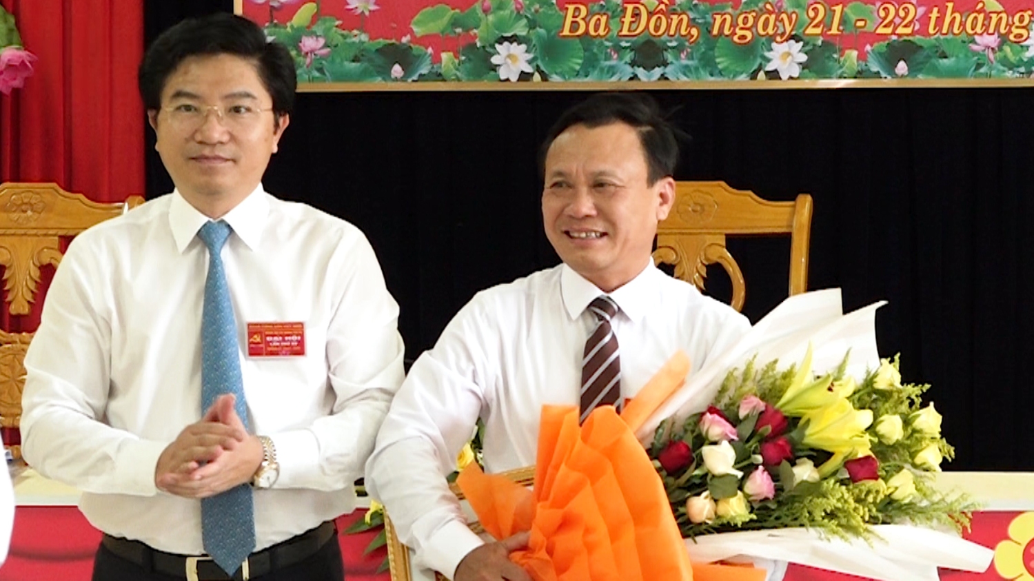 đồng chí Trương An Ninh tặng huy hiệu 30 năm tuổi đảng cho đồng chí Phạm Duy Quang