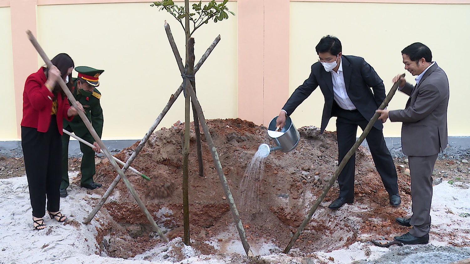 Đồng chí Trương An Ninh- UVTV Tỉnh ủy, Bí thư Thị ủy trồng cây Xuân Nhâm Dần tại khuôn viên Trung tâm Chính trị thị xã Ba Đồn.