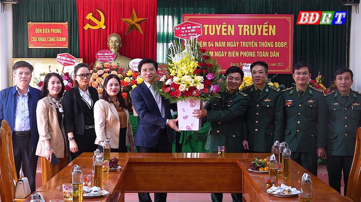 Đồng chí Trương An Ninh, UVTV Tỉnh ủy, Bí thư Thị ủy Ba Đồn tặng hoa chúc mừng cán bộ, chiến sỹ Đồn Biên phòng Cửa khẩu Cảng Gianh.