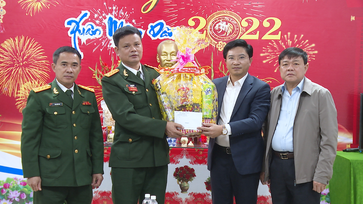 Đồng chí Trương An Ninh, UVTV Tỉnh ủy, Bí thư Thị ủy Ba Đồn đã đến thăm và chúc tết tại Ban Chỉ huy Quân sự thị xã