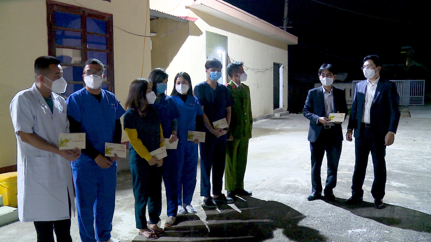 Đồng chí Trương An Ninh, UVTV Tỉnh ủy, Bí thư Thị ủy Ba Đồn đã đến thăm và chúc tết tại cơ sở điều trị f0 của Bệnh viện Đa khoa khu vực Bắc Quảng Bình