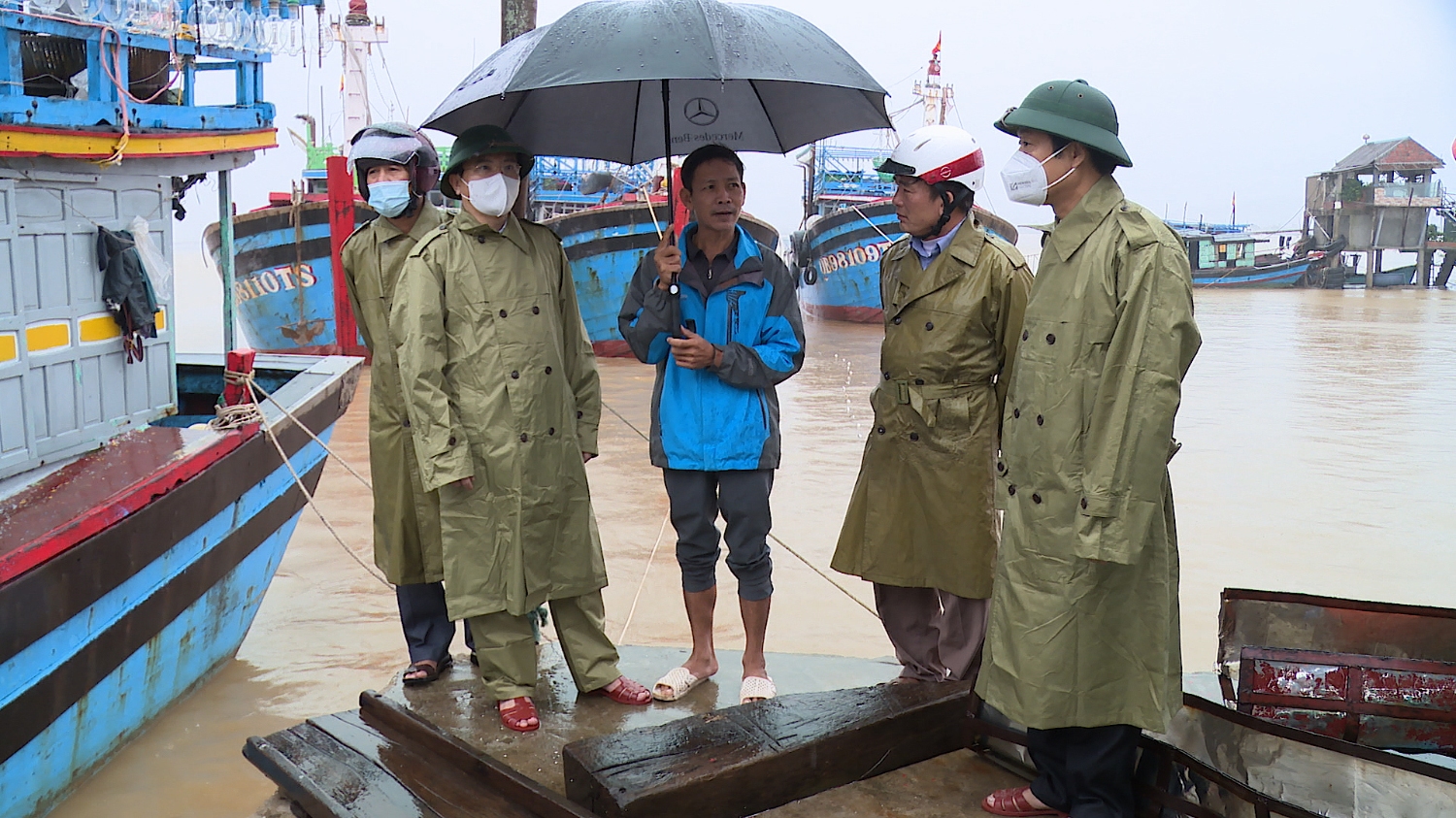 Đồng chí Trương An Ninh, UVTV Tỉnh ủy, Bí thư Thị ủy Ba Đồn kiểm tra tàu thuyền ở thôn Văn Phú, xã Quảng Văn (1)