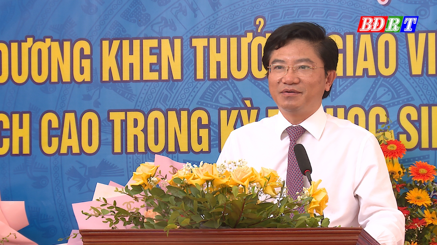 Đồng chí Trương An Ninh UVTV Tỉnh ủy Bí thư Thị ủy Ba Đồn phát biểu tại lễ khai giảng năm học mới tại trường THCS Ba Đồn