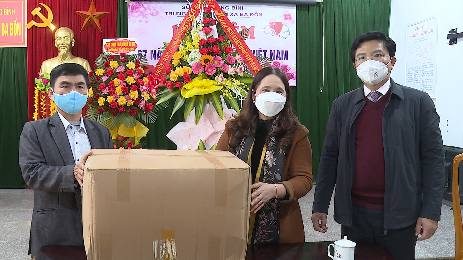Đồng chí Trương An Ninh, UVTV Tỉnh ủy, Bí thư Thị ủy Ba Đồn tặng 100 bộ áo bảo hộ cho Trung tâm Y tế thị xã