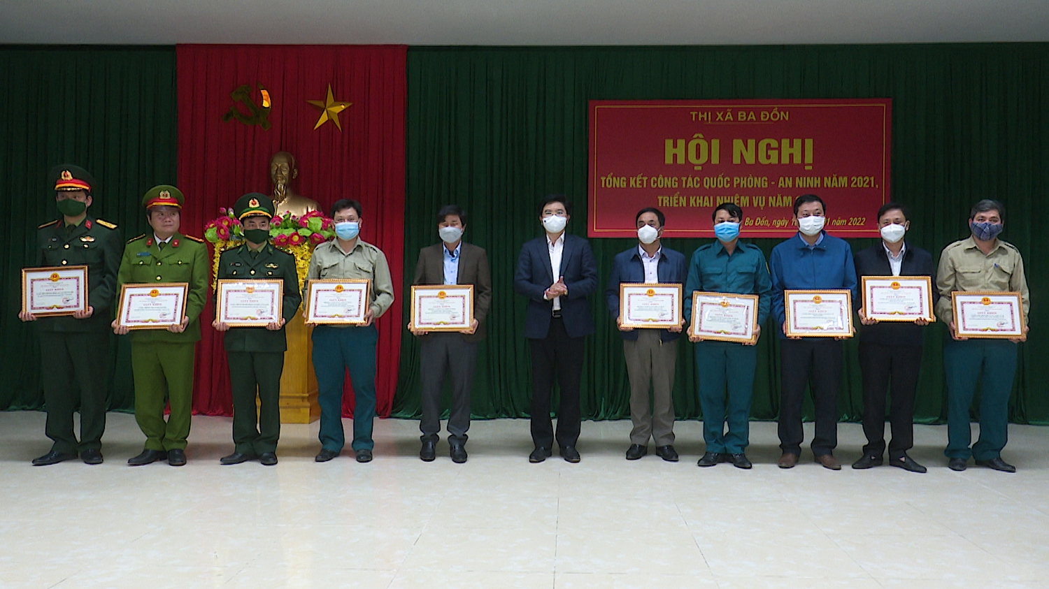 Đồng chí Trương An Ninh UVTV Tỉnh ủy Bí thư Thị ủy Ba Đồn tăng giấy khen cho 10 tập thể có thành tích xuất sắc trong công tác QPAN 2021