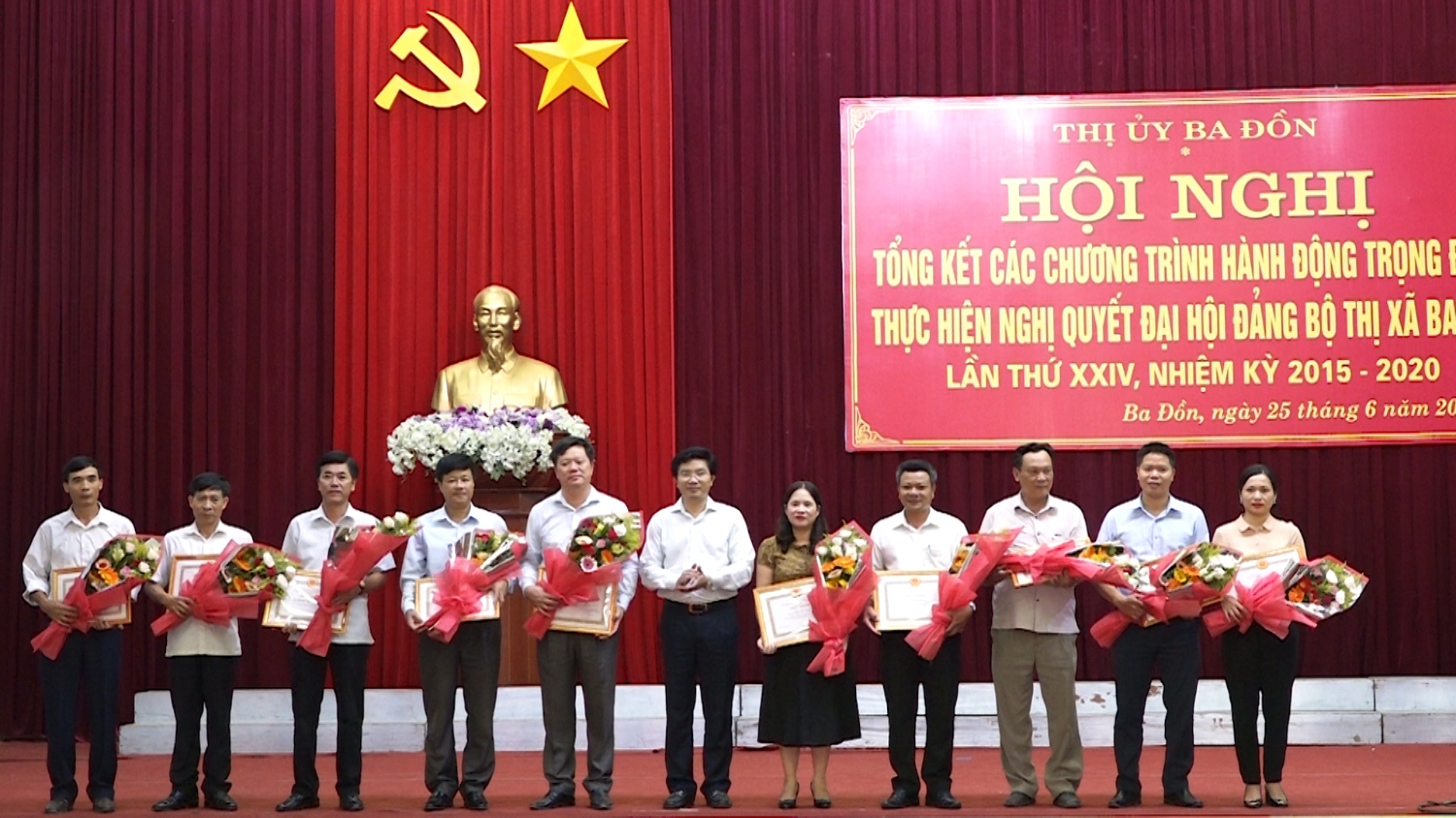 Đồng chí Trương An Ninh UVTV Tỉnh ủy, Bí thư Thị ủy Ba Đồn tặng giấy khen cho các tập thể và cá nhân có thành tích xuất sắc trong việc thực hiện đổi mới công tác cán bộ