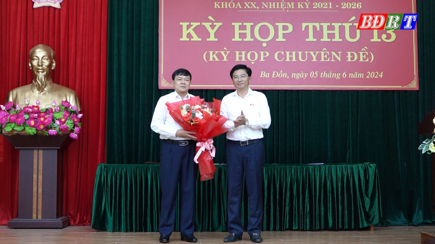 Đồng chí Trương An Ninh UVTV Tỉnh ủy Bí thư Thị ủy Ba Đồn tặng hoa cho ông Đoàn Minh Thọ