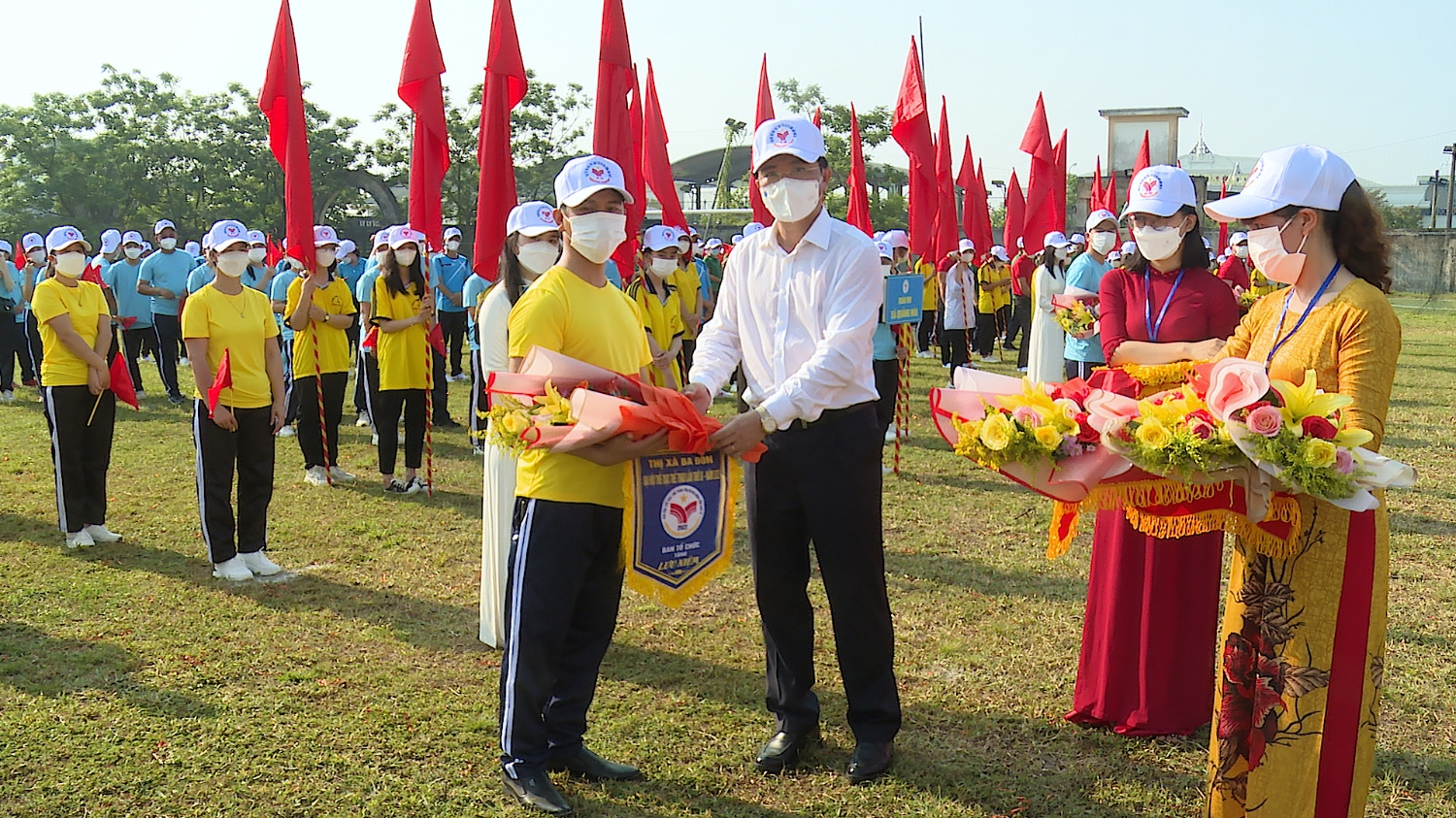 Đồng chí Trương An Ninh, UVTV Tỉnh ủy, Bí thư Thị ủy Ba Đồn tặng hoa và cờ lưu niệm cho các đoàn VĐV các đơn vị
