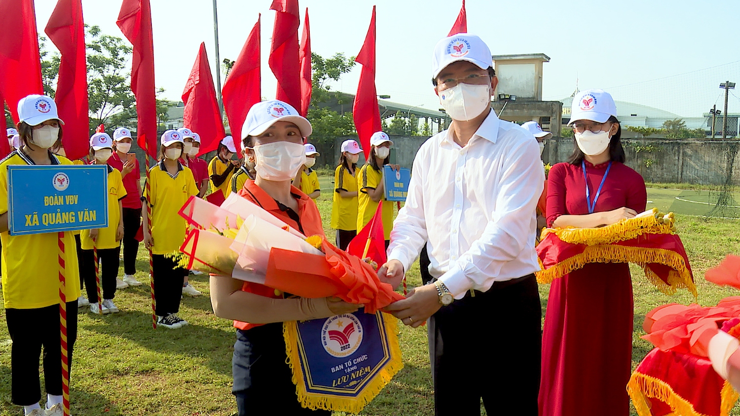 Đồng chí Trương An Ninh, UVTV Tỉnh ủy, Bí thư Thị ủy Ba Đồn tặng hoa và cờ lưu niệm cho các đoàn VĐV