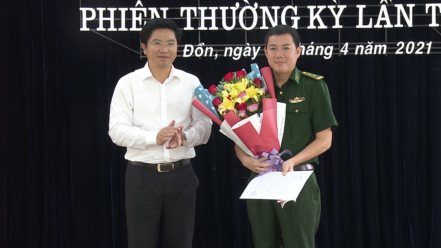 đồng chí Trương An Ninh UVTV Tỉnh ủy Bí thư Thị ủy Ba Đồn tặng hoa