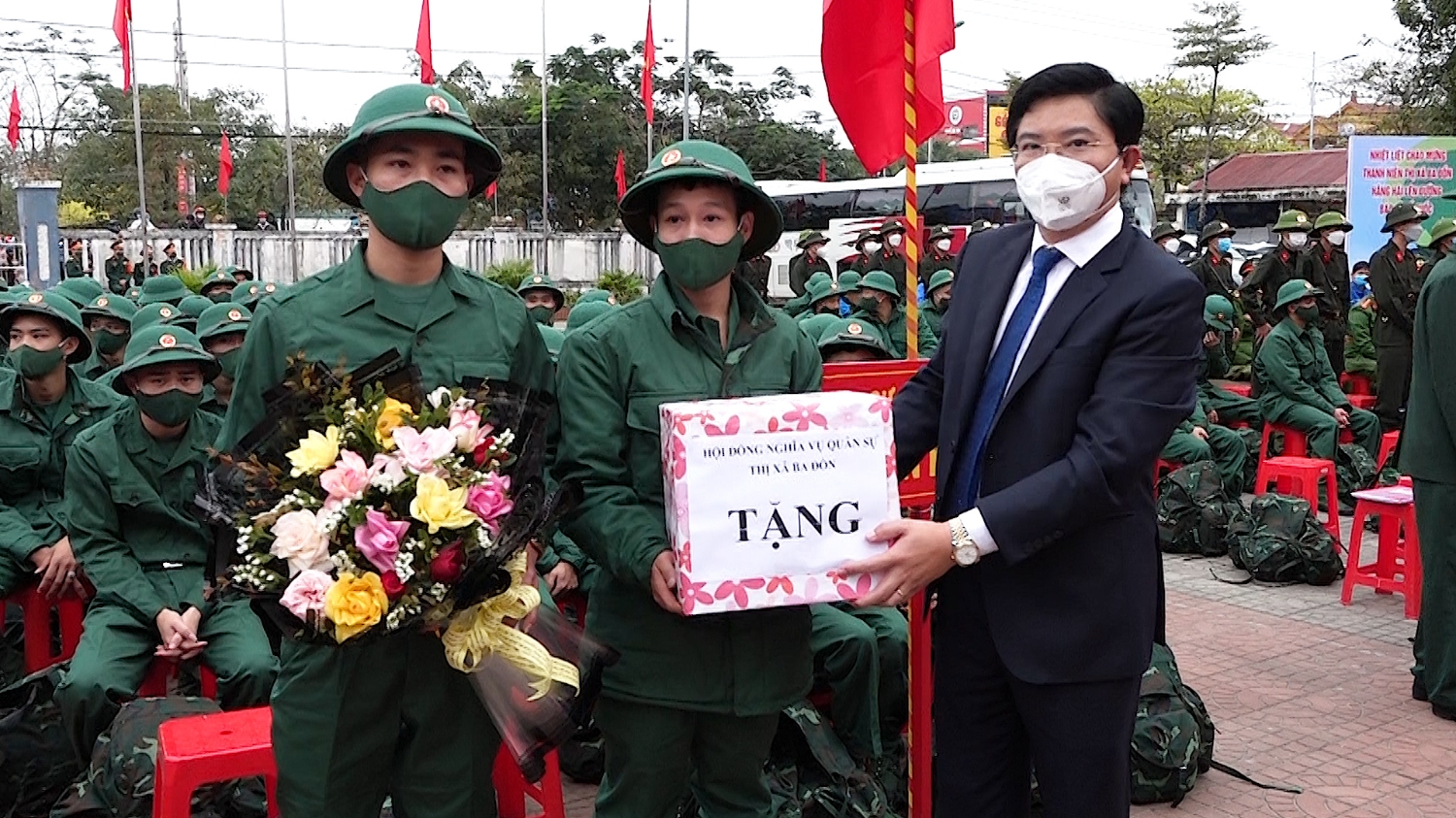 Đồng chí Trương An Ninh, UVTV Tỉnh ủy, Bí thư Thị ủy Ba Đồn tặng quà cho các thanh niên