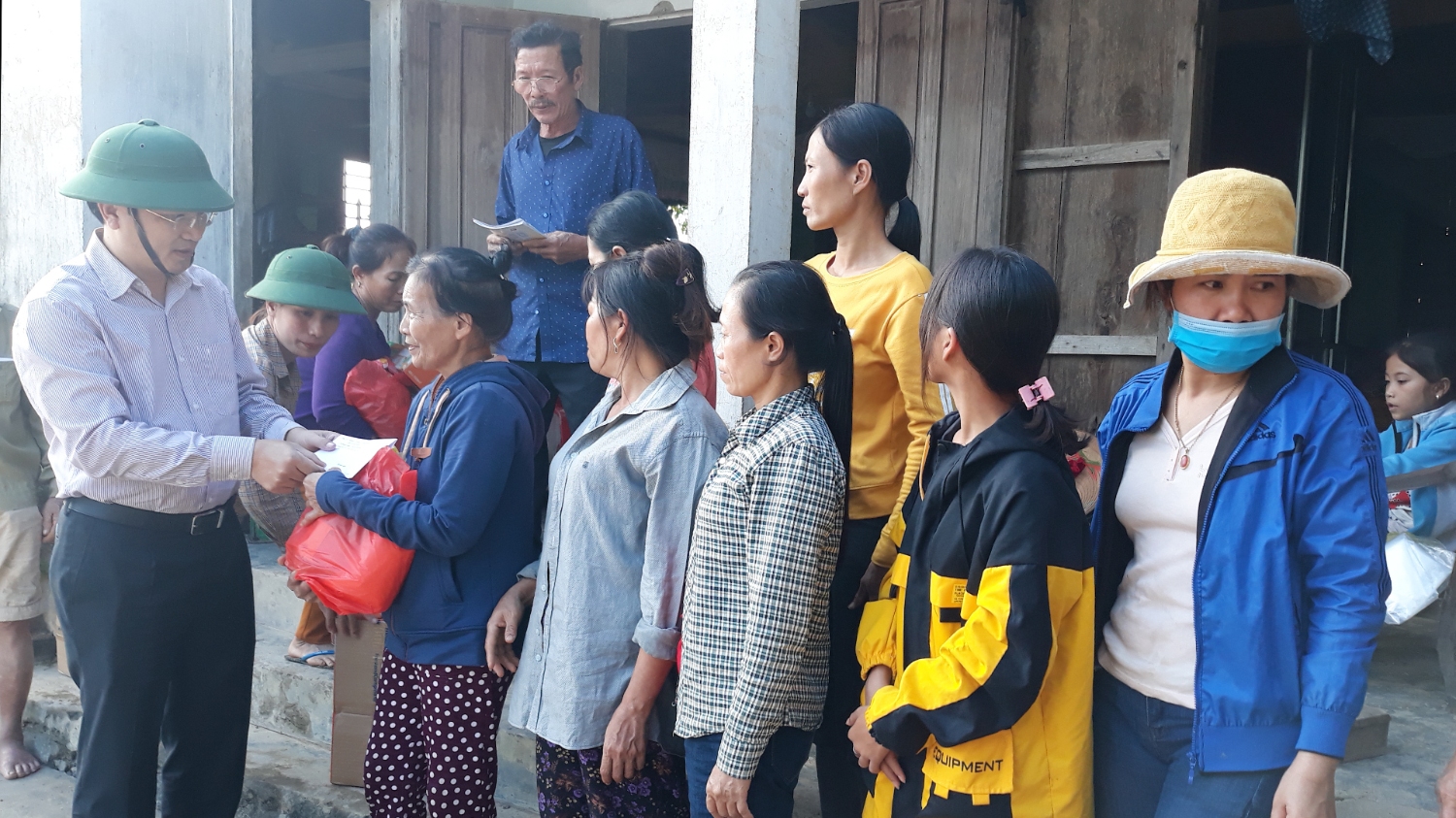 Đồng chí Trương An Ninh- UVTV Tỉnh ủy, Bí  thư Thị ủy Ba Đồn thăm, tặng quà cho các hộ dân Xóm Mới, xã Quảng Tân.