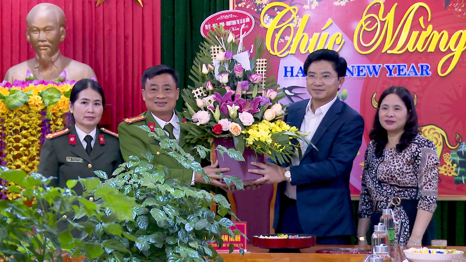 Đồng chí Trương An Ninh UVTV Tỉnh ủy, Bí thư Thị ủy Ba Đồn thăm và chúc tết tại Công an thị xã