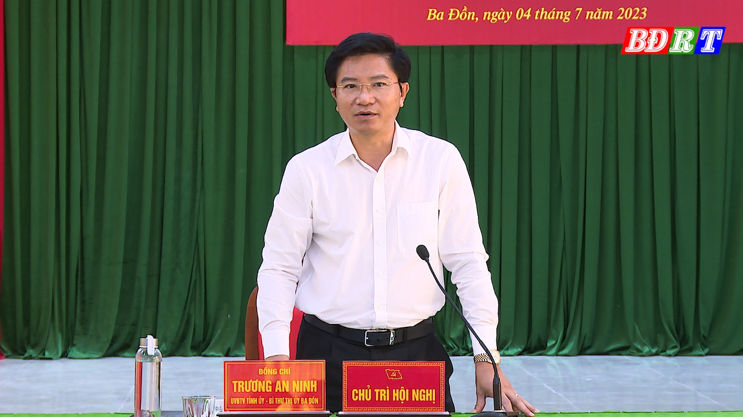 Đồng chí Trương An Ninh – UVTV Tỉnh ủy, Bí thư Thị ủy, Bí thư Đảng ủy Quân sự thị xã phát biểu tại hội nghị