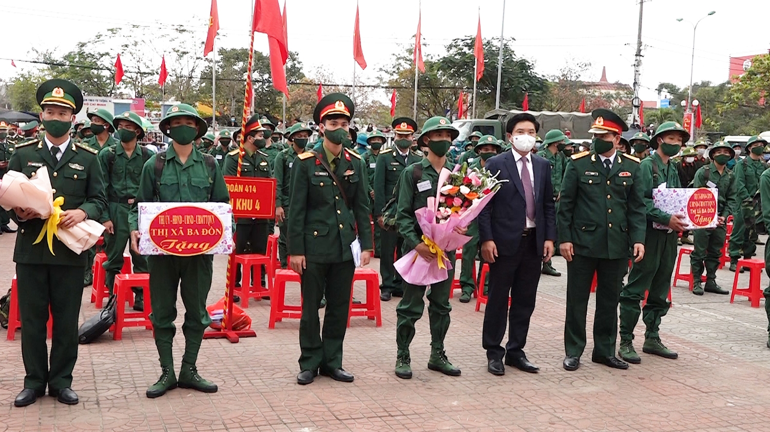 Đồng chí Trương An Ninh UVTV Tỉnh ủy, Bí thư Thị ủy thị xã tặng hoa và quà cho các tân binh và đơn vị nhận quân