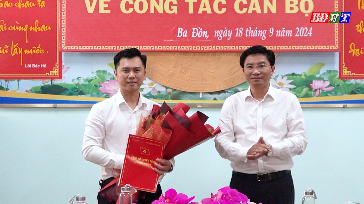 Đồng chí Trương An Ninh- UVTV Tỉnh ủy, Bí thư Thị ủy trao Quyết định công tác cán bộ.