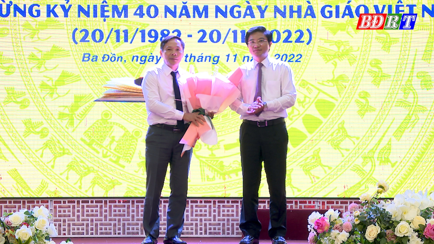 Đồng chí Trương An Ninh UVTV Tỉnh ủy Bí thư Thị ủy Ba Đồn tặng hoa chúc mừng các thầy cô giáo